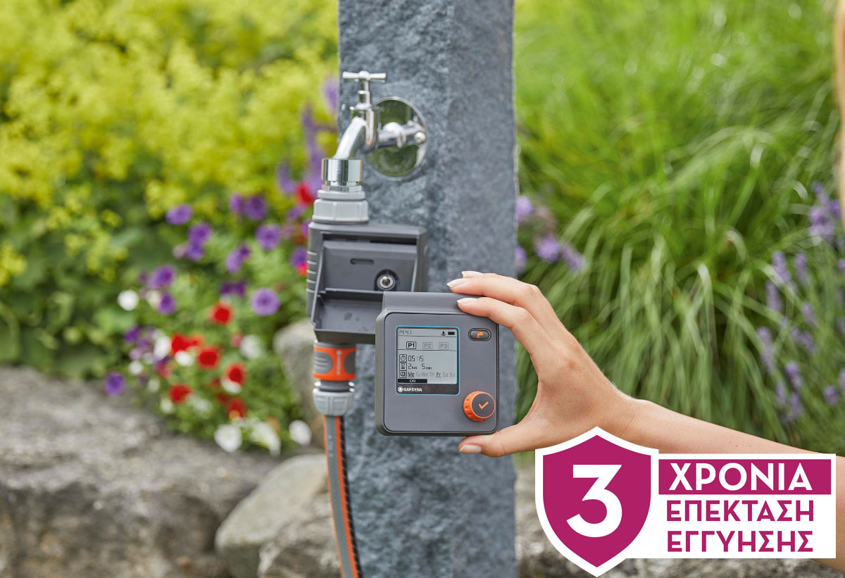 Κοντινή λήψη προγραμματιστή ποτίσματος κατά τη διάρκεια χρήσης σε εξωτερικό χώρο σπιτιού.